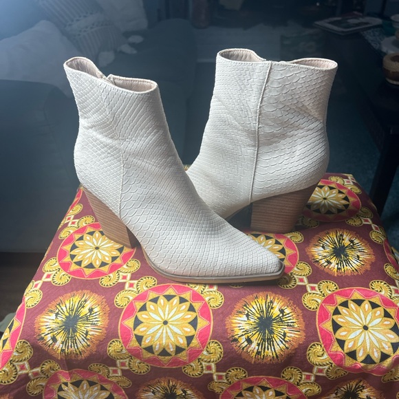 Society Shoes - Elegant Oasis Society Cream Oasis SocAnkle Boots